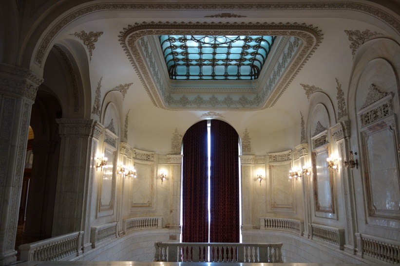 Ytterligare en bild på rummet med de jättetunga gardinerna, presidentpalatset, Bukarest.