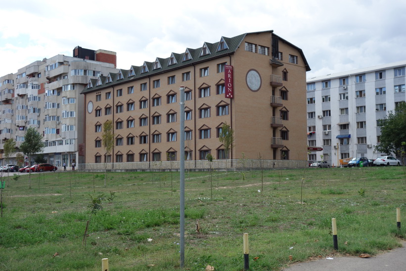 Arion Hotel där jag bor under min vistelse i Constanţa. Byggnaden känns lite malplacerad bland alla gamla kommunistbostäder.