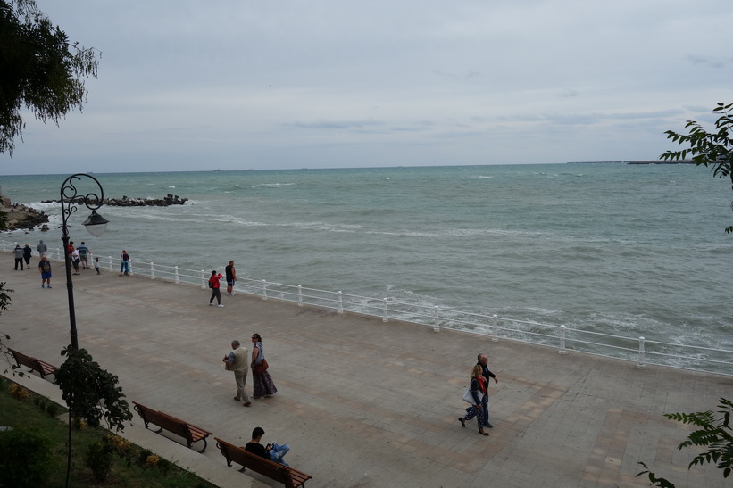 Strandpromenaden i centrala Constanţa.