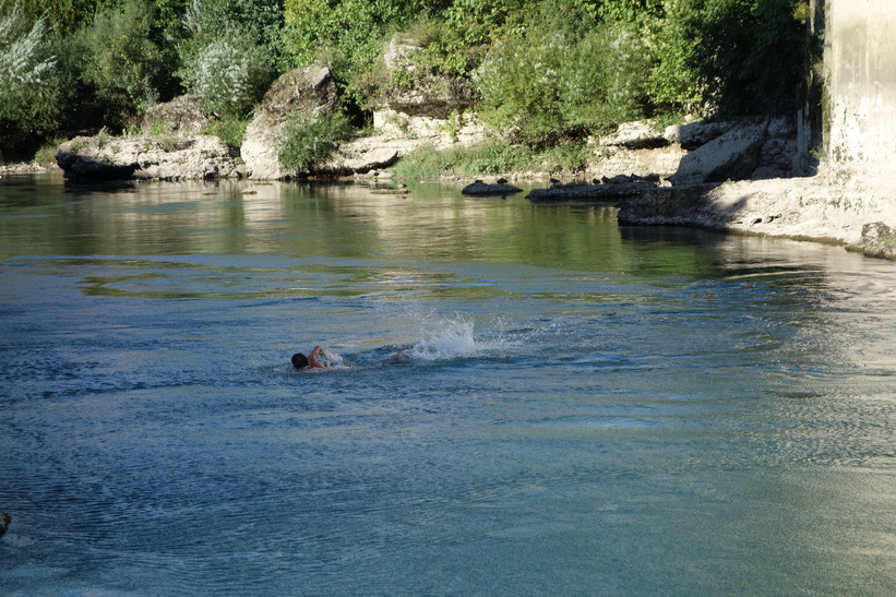 Simturen tillbaka till land efter hoppet, Stari Most, Mostar.