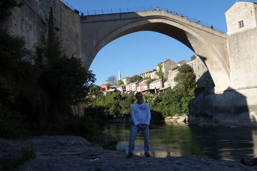 Stefan nedanför Stari Most, Mostar. Dåliga ljusförhållanden på eftermiddagen gör att jag syns dåligt.