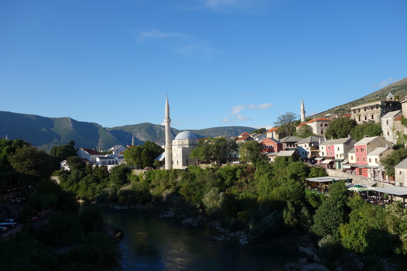 Neretva-floden och delar av Stari grad sedd från Stari Most i nordlig riktning, Mostar.