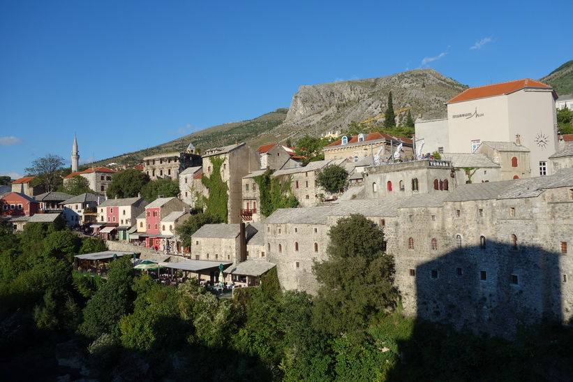 Stari grad sedd från Stari Most i nordlig riktning, Mostar.