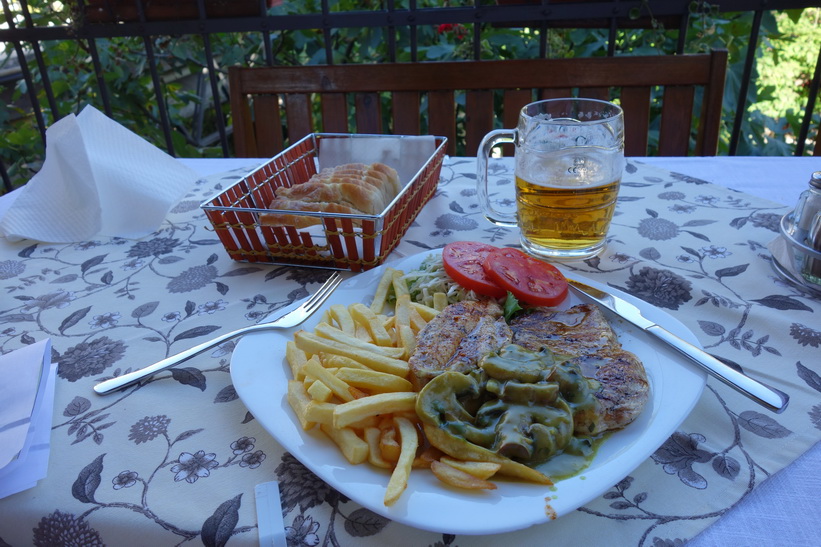 Generös portion av grillad kyckling med champinjonsås och strips samt grönsaker och en massa bröd, restaurang Hindin Han, Mostar.