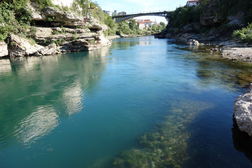 Den vackra Neretva-floden, Mostar.