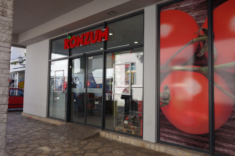 Konzum är populärt i Bosnien & Hercegovina! Gågatan i centrala Mostar.