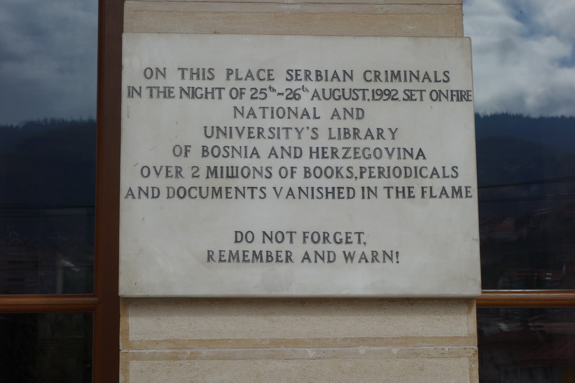 Skylten vid entrén till City Hall-National Library of B&H, Sarajevo.