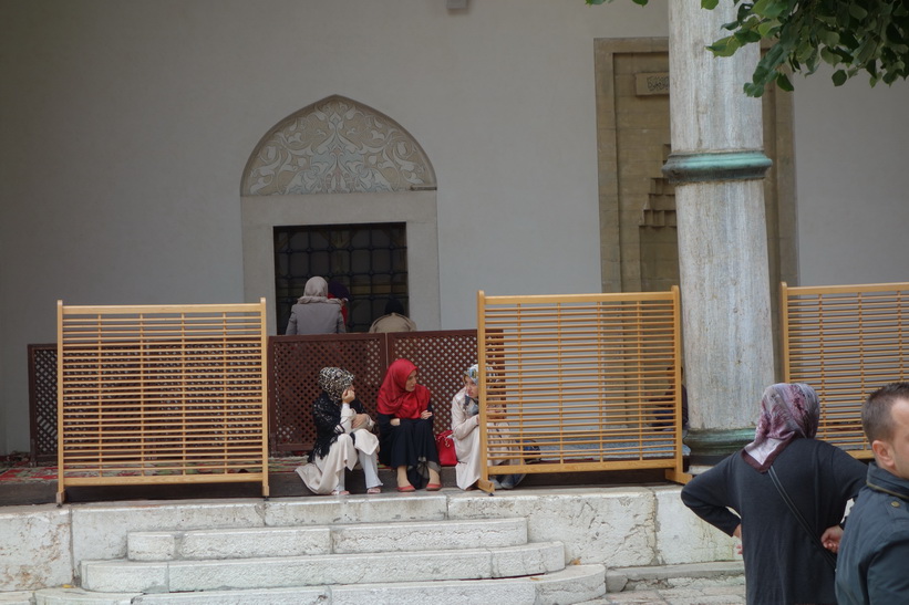 Kvinnor vid Ghazi Husrev-Bey's mosque i Baščaršija, Sarajevo.