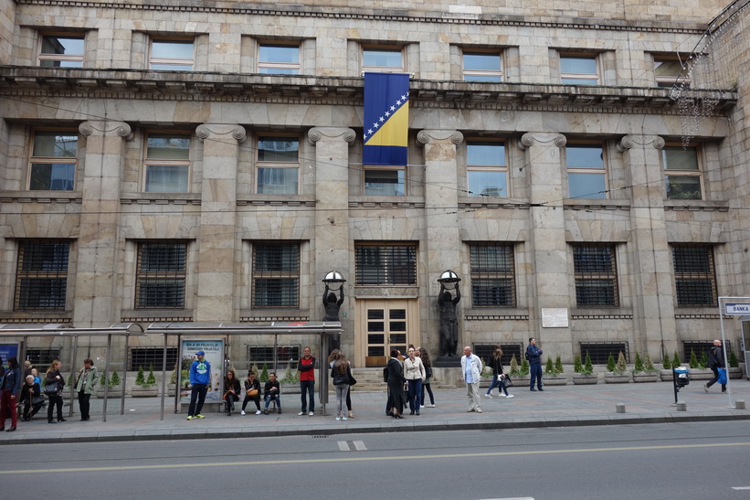 Bosnien & Hercegovinas flagga på fasad i centrala Sarajevo.