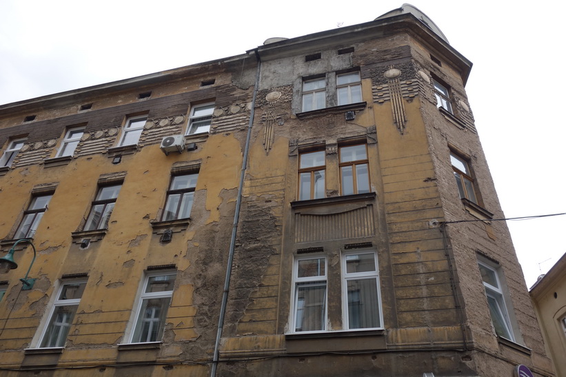 Vacker, skottskadad fasad i Sarajevo.