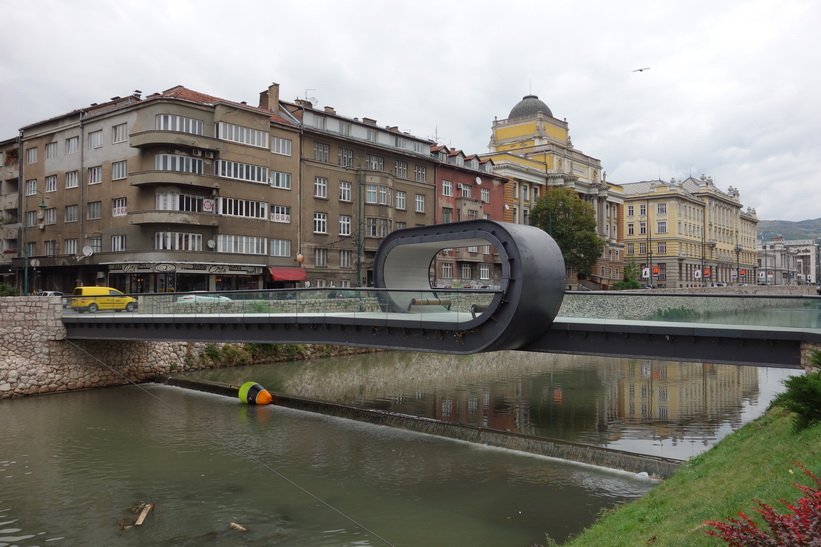 Häftig och udda bro i centrala Sarajevo.