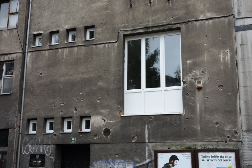 Skottskadad fasad i centrala Sarajevo.