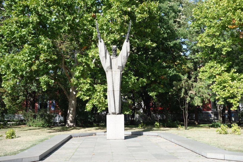 Mystisk staty i parken som ligger bredvid universitetet i Sofia.