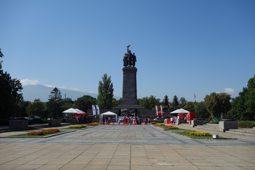 Monument to the Soviet Army i parken Knyazheska Garden, Sofia.