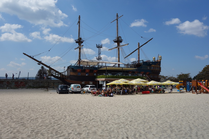 Restaurang på stranden i centrala Varna.