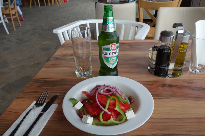 15 leva (70 svenska kronor ungefär) för pasta med seafood och denna grekiska sallad, samt efterrätt och två starköl, Varna.