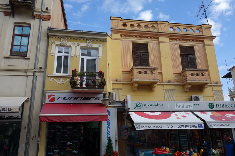 Arkitektur längs gågatan i centrala Bitola.