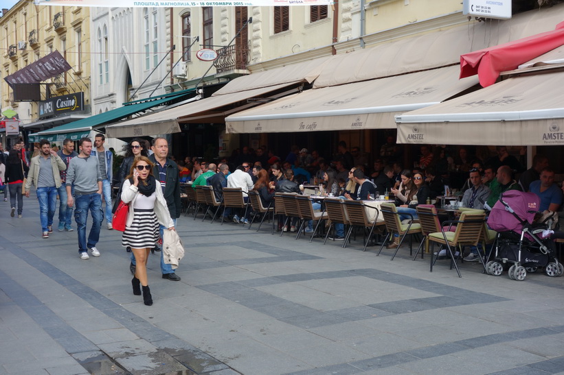 Café längs gågatan i centrala Bitola. Jag tror aldrig jag sett så caféer så packade till bristningsgränsen i någon annan stad.