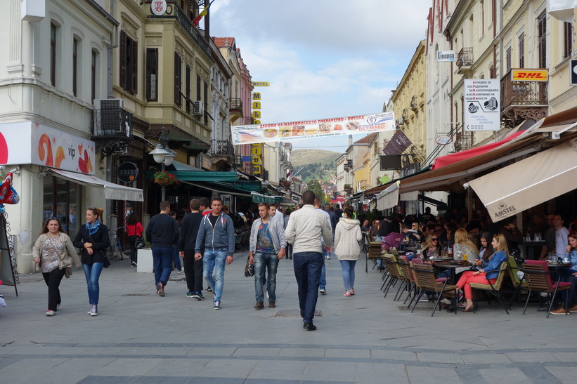 Café längs gågatan i centrala Bitola. Jag tror aldrig jag sett så caféer så packade till bristningsgränsen i någon annan stad.