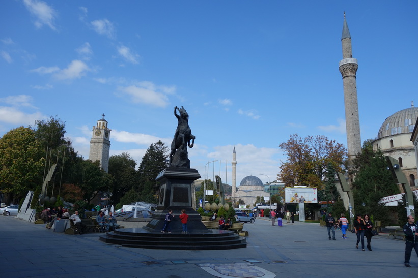 I förgrunden Philip II of Macedonia Statue. I bakgrunden en kyrka och två moskeér, centrala Bitola.