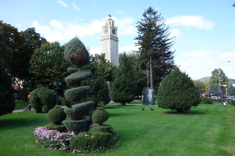 Fin park vid kyrkan, centrala Bitola.