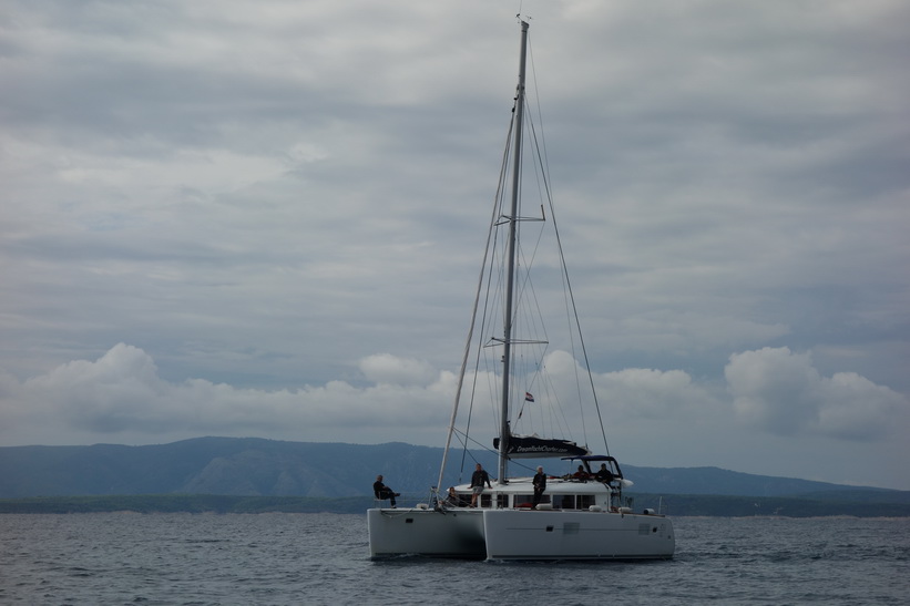 En katamaran passerar förbi Zlatni Rat..