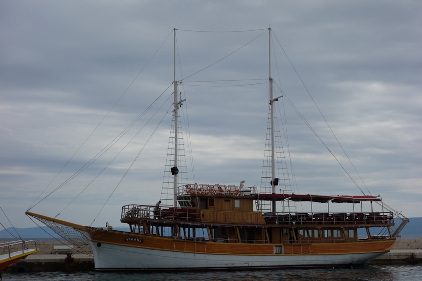 Båt i hamnen i Bol.