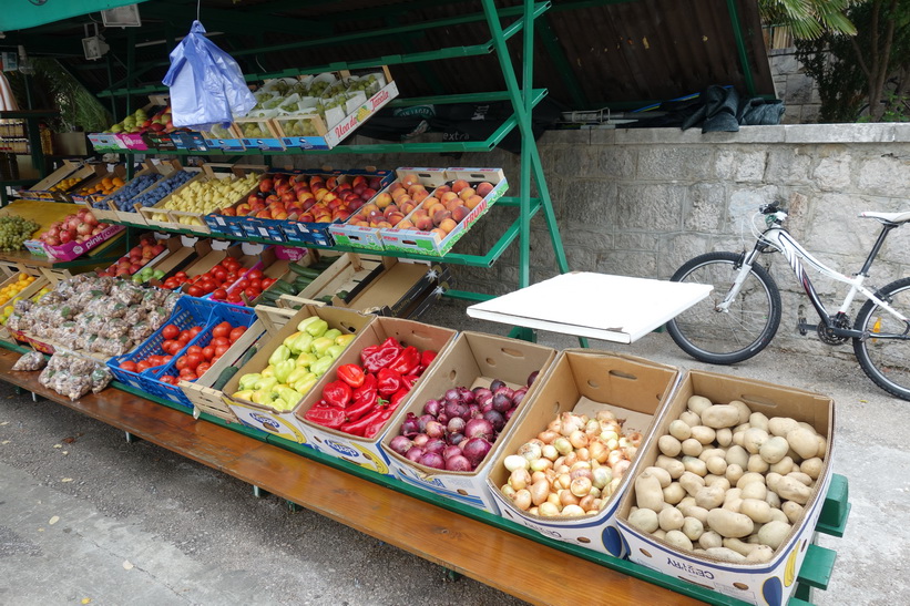 Frukt- och grönsaksförsäljning i centrala Bol.