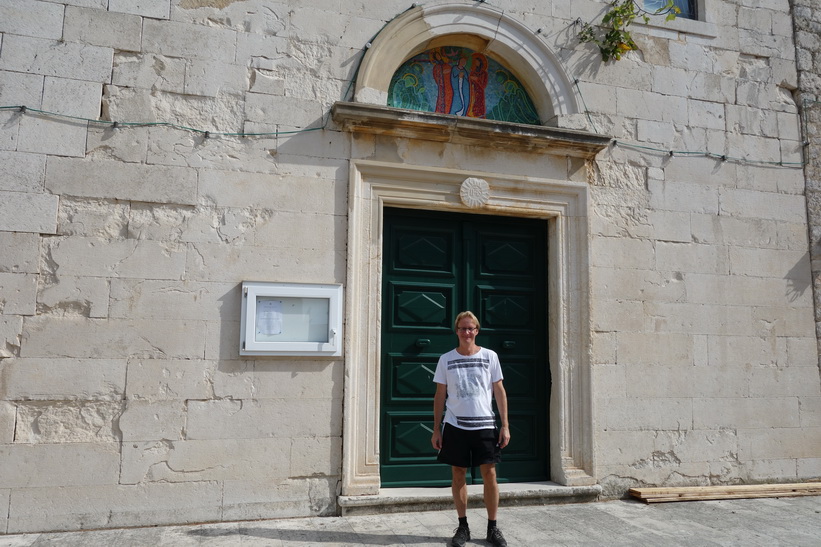 Stefan framför entrén till Dominican Monastery, Bol.