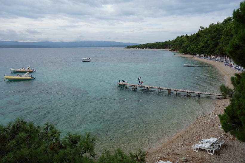 Udden Zlatni Rat längst bort i bild.