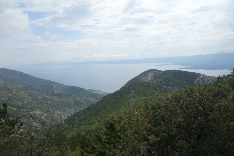 Utsikten ner mot Bol och adriatiska havet från leden upp till Vidova Gora.