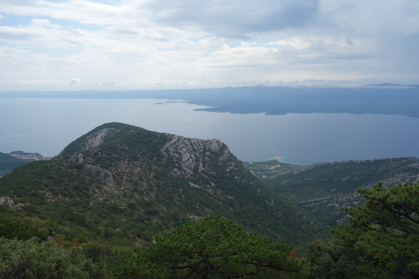 Udden Zlatni Rat framträder för första gången under vandringen upp till Vidova Gora.