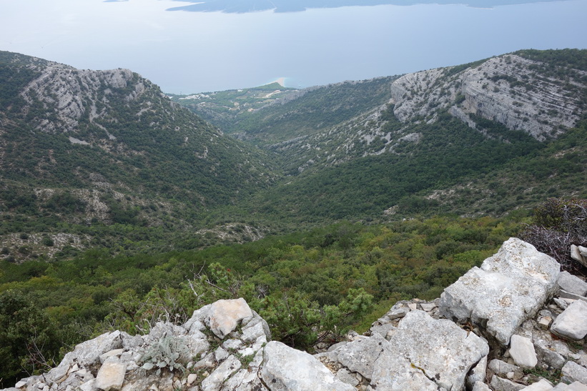 Utsikten ner mot udden Zlatni Rat längs leden nära toppen av Vidova Gora.