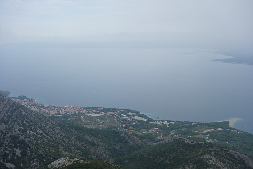 Utsikten ner mot udden Zlatni Rat från toppen av Vidova Gora.