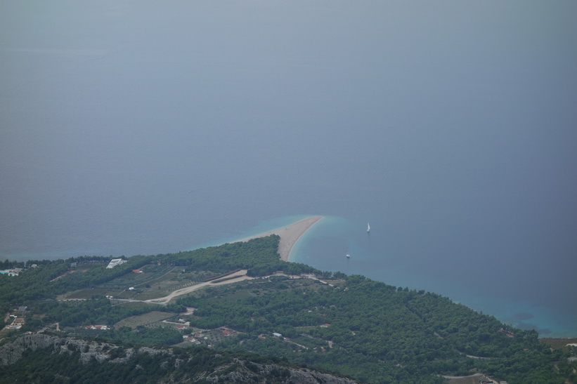 Utsikten ner mot udden Zlatni Rat från toppen av Vidova Gora.