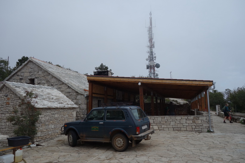 Enklare restaurang på toppen av Vidova Gora, 780 meter över havet.