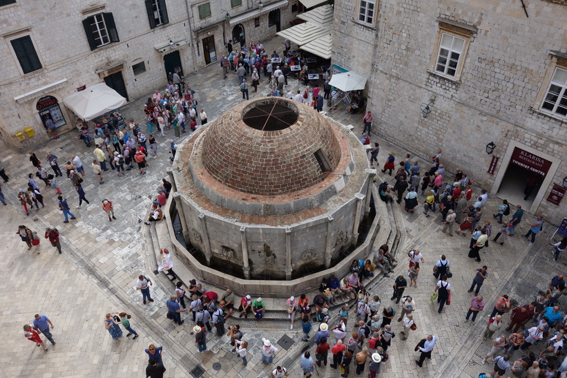 Promenaden på ringmuren i Dubrovnik. Large Onofrio's Fountain.