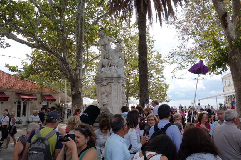 Nya grupper av turister på väg in i gamla staden, Dubrovnik.