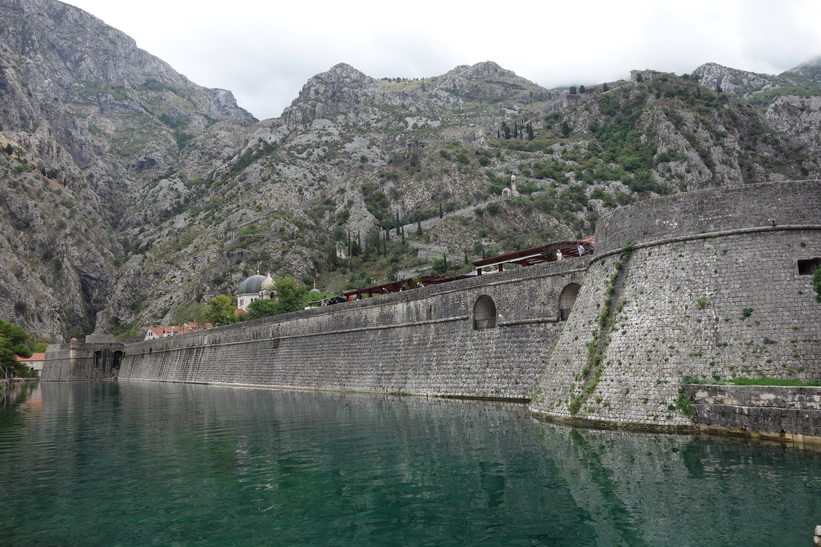 Del av stadsmuren med St John's mountain i bakgrunden, Kotor.