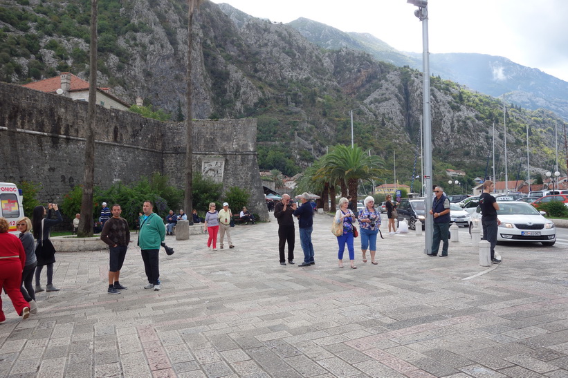 Turister utanför gamla staden i Kotor.