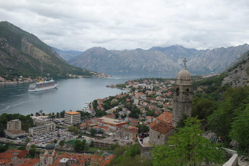 The Church of Our Lady of Remedy med bay of Kotor i bakgrunden.