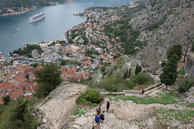 Utsikt över bay of Kotor från St John's mountain.