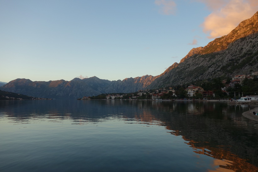 Solnedång över bay of Kotor.