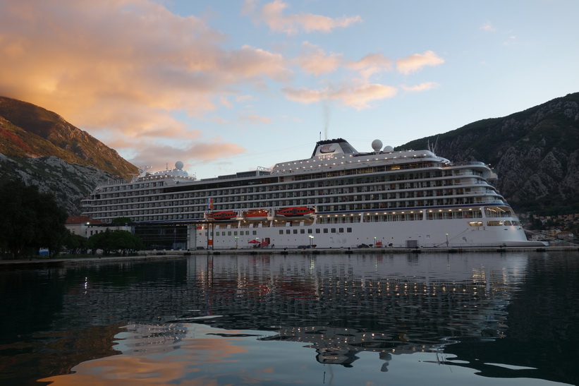 Kryssningsfartyget Viking Star i hamnen i Kotor.