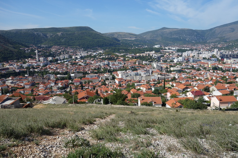 Vy över Mostar från berget öster om staden.