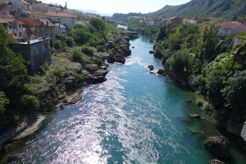 Vackra Neretva-floden i södra delen av Mostar.