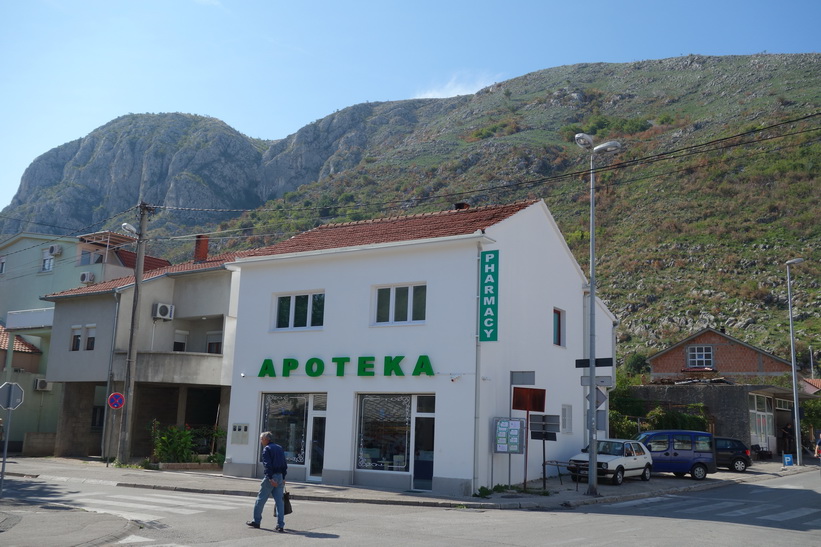 Ett apotek i södra delen av Mostar.