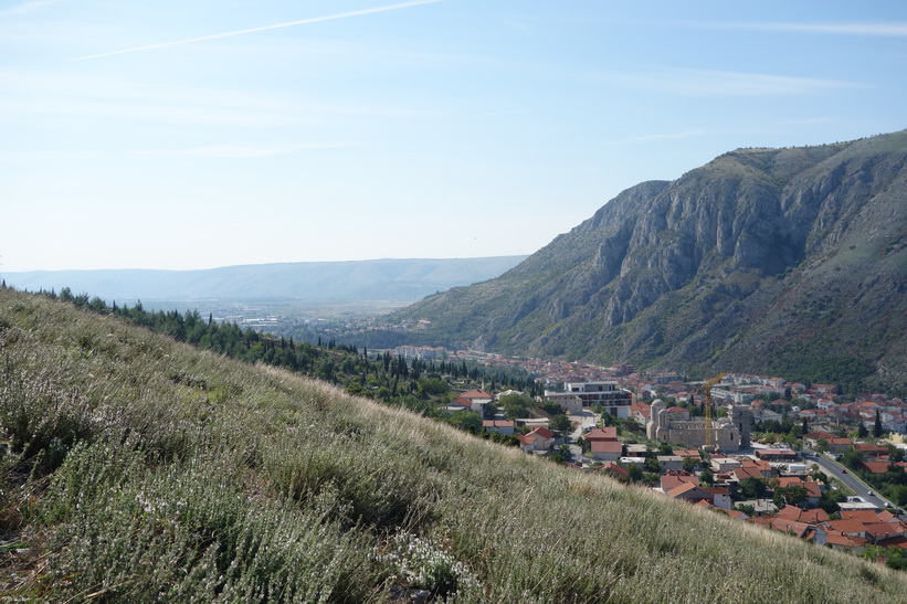 Vy över Mostar från berget öster om staden.