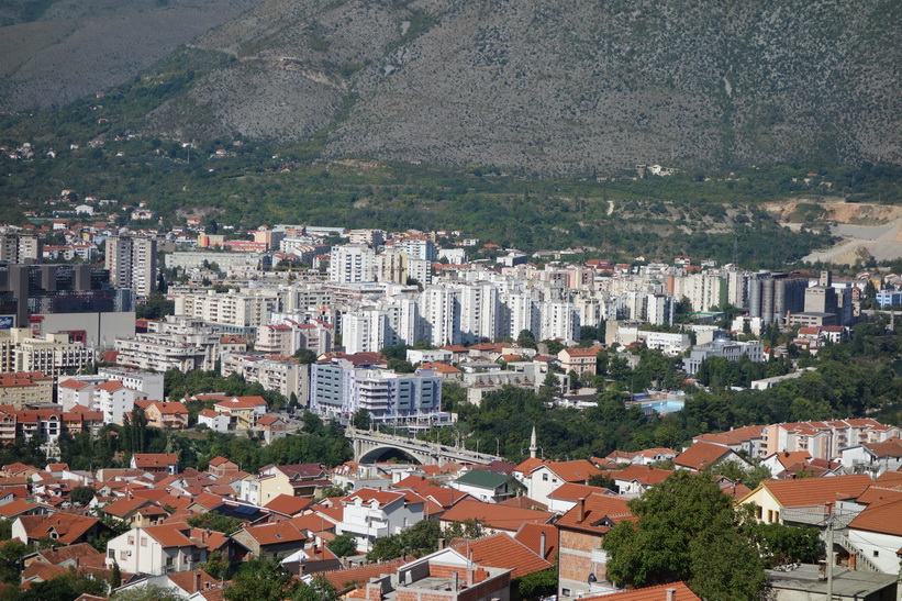 Vy över Mostar från berget öster om staden.