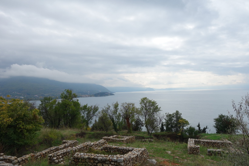 Utsikt över Lake Ohrid från Saint Panteleimon.